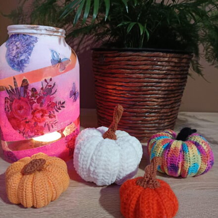 Ručně háčkovaná dýně - halloween 2025